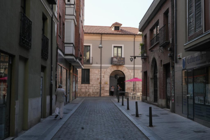 Calle de la Lira, al fondo la Casa Revilla del barrio de San Martín.- J.M. LOSTAU