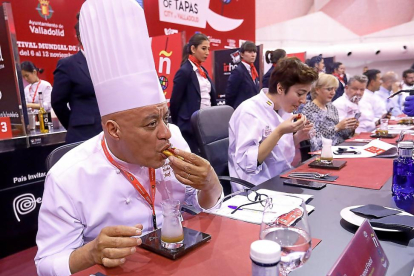 Momento en el que el chef Mohamed Fedal prueba una de las tapas participantes en el Consurso Nacional.-J. M. LOSTAU