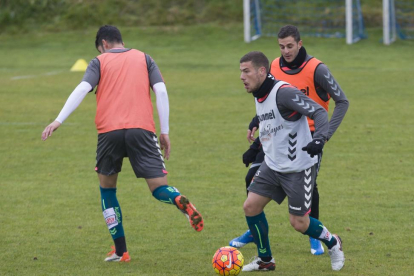 El mediocentro Tiba conduce el balón durante el entrenamiento de ayer, ante la mirada del extremo Villar.-Pablo Requejo