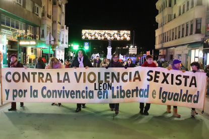 Manifestación del 25-N por las calles de León.- ICAL