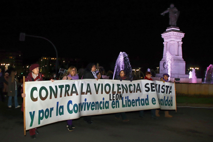 Manifestación del 25-N por las calles de León.- ICAL