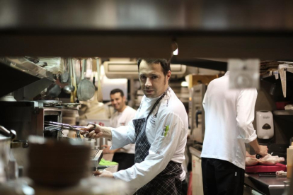 El chef Marcos del Valle, jefe de cocina junto a su equipo en el restaurante El Mesón de Gonzalo.-ENRIQUE CARRASCAL