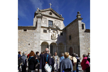 Turistas visitando el convento de San José, primera fundación de Santa Teresa de Jesús-Ical