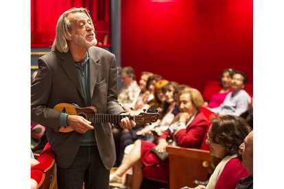 El cantautor Luis Pastor, ayer en el teatro Zorrilla-F.L.