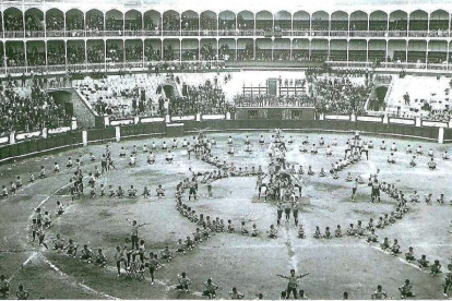 Una de las muchas exhibiciones gimnásticas en la Plaza de Toros a cargo del Colegio Lourdes, a principios del siglo XX.-J. M. O.