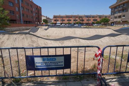Nuevo vallado del circuito para bicicletas inacabado de Covaresa.- J. M. LOSTAU