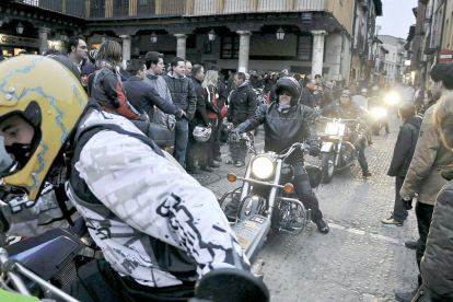 Cientos de espectadores observan la entrada de aficionados a las dos ruedas en la Plaza Mayor de Tordesillas, durante una anterior edición de ‘Motauros’.-Santiago