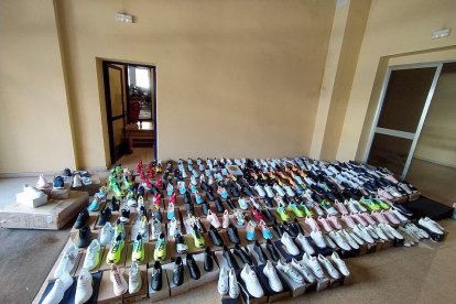 Zapatillas intervenidas por la Policía Municipal.- ICAL