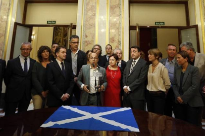 Diputados nacionalistas y de grupos minoritarios en el acto de apoyo al referendo de Escocia, este jueves en el Congreso, en Madrid.-Foto: JUAN MANUEL PRATS