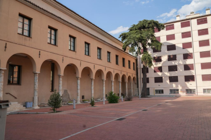 Lateral del Palacio de los Viveros en la avenida Ramón y Cajal del barrio de San Martín.- J.M. LOSTAU