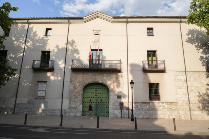 Palacio de los Viveros en la avenida Ramón y Cajal del barrio de San Martín.- J.M. LOSTAU
