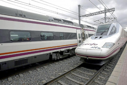 Llegada de un tren AVE a la estación Valladolid Campo Grande.-ICAL