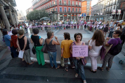 Concentración de la Asociación de Asistencia a Víctimas de Agresiones Sexuales y Malos Tratos (Adavasymt) convocada tras las polémicas declaraciones del alcalde de Valladolid