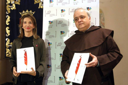 La consejera de Cultura y Turismo, Alicia García junto al vicario general de la Orden de los Carmelitas Descalzos, Padre Emilio José Martínez-Ical