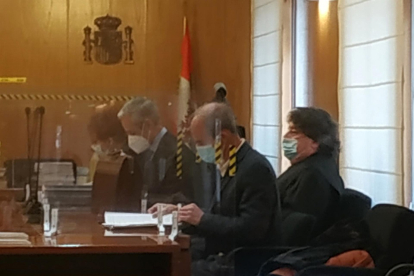 El acusado, en primer plano, en una de las sesiones del juicio en la Audiencia de Valladolid. - EUROPA PRESS