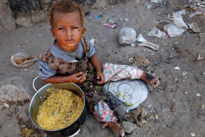 Una niña desplazada por la guerra en una barriada de la ciudad portuaria de Hodeida, en el Yemen.-/ REUTERS / ABDULJABBAR ZEYAD
