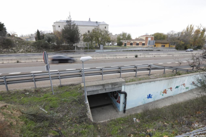 Lugar en por donde cruzó la joven de 15 la autovía en Simancas, sin utilizar el paso subterráneo. J. M. LOSTAU