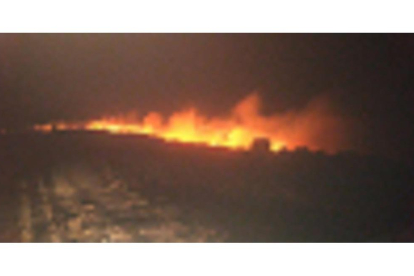 Imagen nocturna del incendio en Poyales del Hoyo originado anoche por un rayo-TWITTER