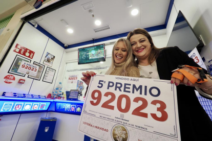 La administración de lotería de Vallsur de Valladolid vende un quinto premio en la Lotería de Navidad 2023. -PHOTOGENIC