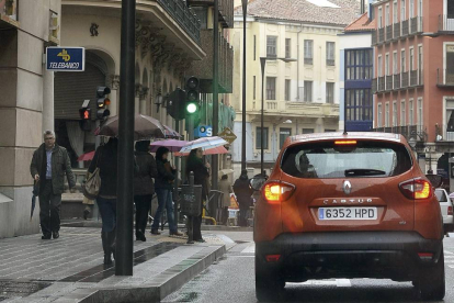 Vista del crossover urbano de Renault, el modelo Captur, circulando hoy por las calles de Valladolid-Nacho Gallego