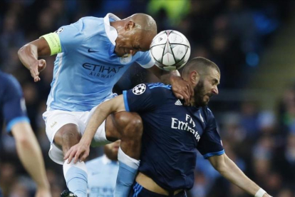 Benzema disputa un balón ante Kompay en el encuentro ante el Manchester City.-REUTERS / PHIL NOBLE