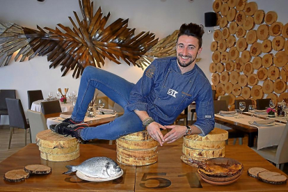 David Izquierdo, en su nuevo restaurante arandino –en cuya decoración predomina la madera– con el lechazo y el pescado, dos productos que nunca faltan en su carta-ARGICOMUNICACIÓN