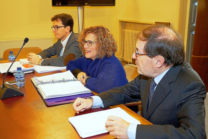 El secretario del Ayuntamiento. Valentín Merino, Charo Chavez (Sí Se Puede) y el socialista Pedro Herrero.-E. M.