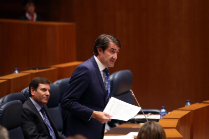 El consejero de Fomento, Juan Carlos Quiñones, durante el Pleno de las Cortes.-MIRIAM CHACÓN / ICAL