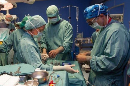 Médicos actúan en una operación en una fotografía de archivo. E.M.