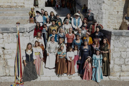 Vecinos de Tordesillas se visten de damas, caballeros, príncipes o princesas en el mercado medieval. -J.M. LOSTAU