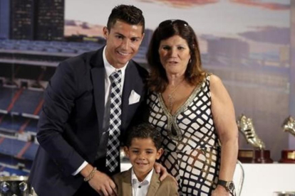 Cristiano, junto a su madre y su hijo, en un reciente acto de homenaje del Madrid-JOSE LUIS ROCA