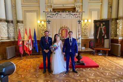 Óscar Puente oficia una boda durante la jornada de reflexión. E.M.