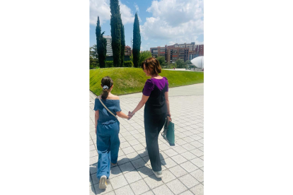 María Sánchez pasea con su hija durante la jornada de reflexión. E.M.