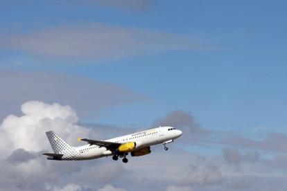Salida del primer vuelo de Vueling desde el aeropuerto de Villanubla a Barcelona.-ICAL