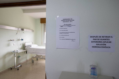 El Hospital de los Montalvos de Salamanca clausura el ala oeste de la 4ª planta para albergar posibles casos de Ébola. En la imagen la 'zona limpia' previa a las habitaciones habilitadas-Ical