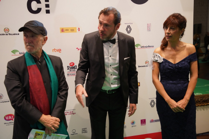 El alcalde de Valladolid, Óscar Puente, y la concejal de Cultura, Ana Redondo, posan en la alfombra verde de Seminci.- ICAL