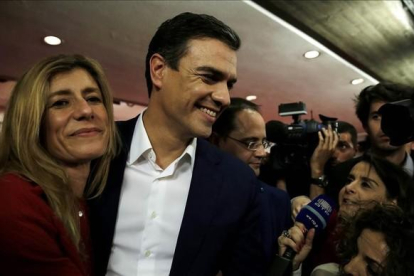 El líder y candidato del PSOE, junto a su mujer Begoña Gómez, al conocer los resultados en la sede del partido.-JOSÉ LUIS ROCA