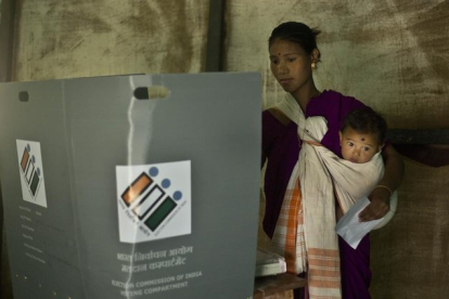 Una mujer india vota en el estado de Majuli Assam (India).-ANUPAM NATH (AP)