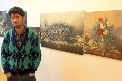 El artista vallisoletano Julio Falagán delante de una de sus obras en la feria Just Madrid. | ICAL