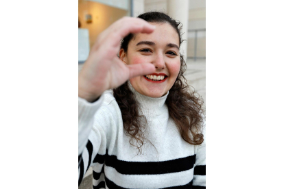 La ingeniera química Yelitza Delgado realiza un gesto en lengua de signos. EL MUNDO