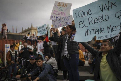 Manifestantes en Colombia exigen que se detengan los ataques de la policía.-AP