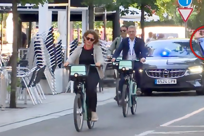 Momento de la llegada de Teresa Ribera en bici a la cumbre, mientras detrás graba con medio cuerpo fuera del coche uno de los miembros de su equipo.-E. M.