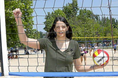 Rosalía Alonso-Mañero posa junto a las redes de voleibol de la Playa de las Moreras.-J. M. LOSTAU