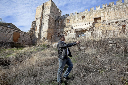 El alcalde de Curiel muestra el estado en el que se encuentra el palacio.-P. REQUEJO