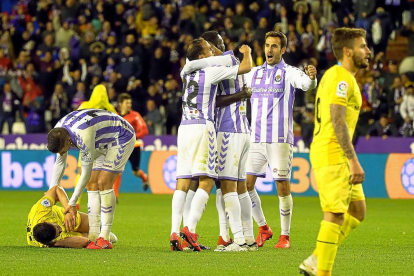 Los jugadores del Real Valladolid celebran el gol de Míchel al Girona en el partido disputado en Zorrilla.-PABLO REQUEJO