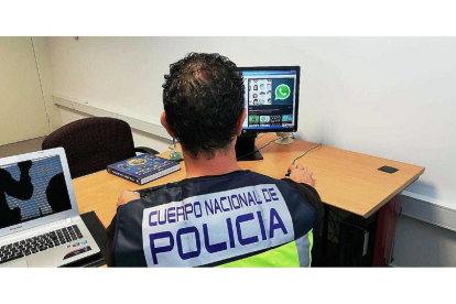 Agente del Grupo de Investigación Tecnológica de Valladolid, la unidad que practicó las dos detenciones.-E. M.