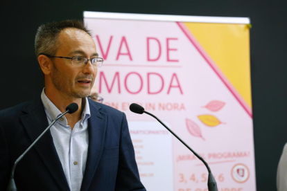 El concejal de Comercio, Mercados y Consumo, Víctor Martín en la campaña VA DE MODA en Valladolid.- E.M.