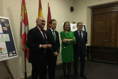 Las autoridades, durante la presentación del proyecto.-EL MUNDO