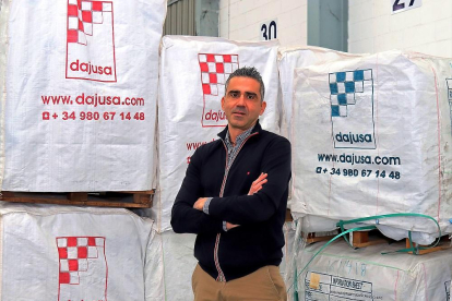 David Alonso posa con algunos de los grandes sacos que comercializa Dajusa.-J. L. C.