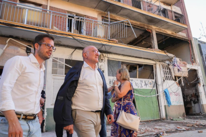 El alcalde Jesús Julio Carnero visita la calle Goya tras su explosión.- J.M. LOSTAU